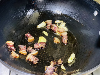 腊肉炒花菜,爆香后加入腊肉继续爆香，让腊肉的油都炒出来；