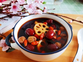 红枣莲藕汤,盛入碗中，莲藕红枣汤就做好了