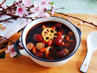 红枣莲藕汤,喝上一碗暖暖的，补气血，经常喝气色越来越好