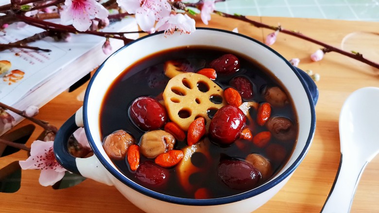 红枣莲藕汤,喝上一碗暖暖的，补气血，经常喝气色越来越好