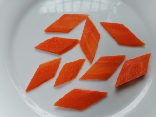 黄瓜炒腊肠,胡萝卜切成菱形片状