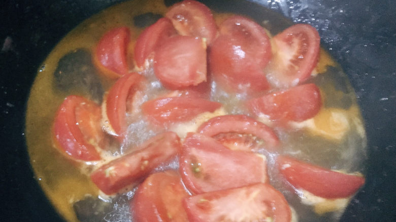 番茄炒蛋,加入适量水