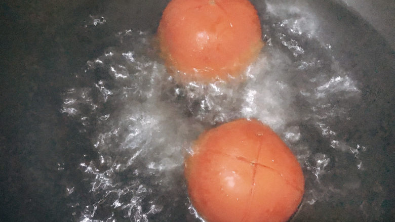 番茄炒蛋,放入开水中烫一分钟左右