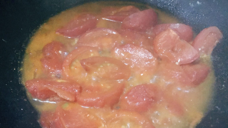 番茄炒蛋,煮成浓稠的汁