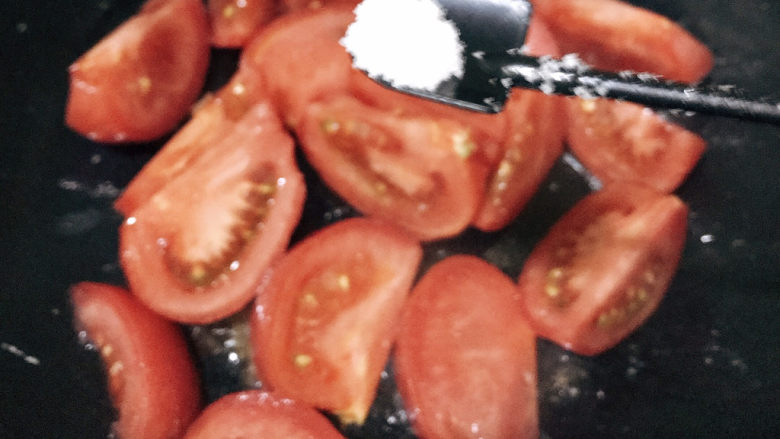 番茄炒蛋,加适量盐，翻炒均匀