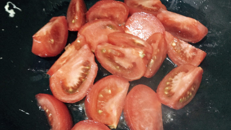 番茄炒蛋,再起锅，下入番茄