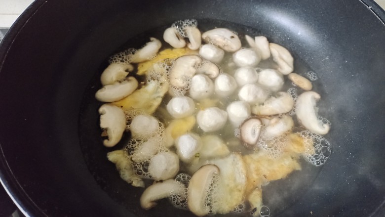 菠菜鱼丸汤,加入适量清水，倒入鱼丸