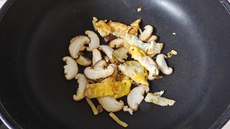 菠菜鱼丸汤,把鸡蛋铲碎，加入香菇片翻炒片刻