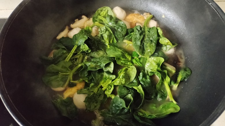 菠菜鱼丸汤,加入菠菜煮熟
