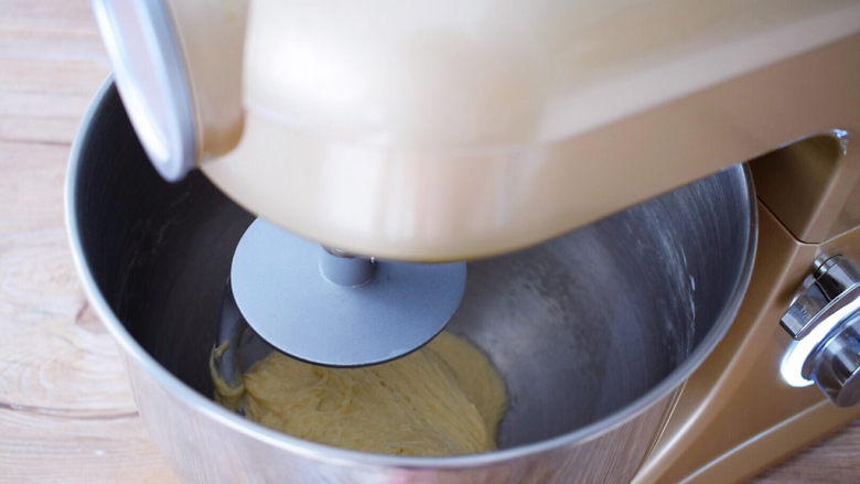 酸奶面包,加入黄油，继续启动三档快速揉面10分钟