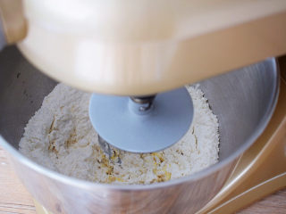 酸奶面包,启动一档慢速揉面3分钟，再转三档快速揉面7分钟（共10分钟）