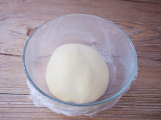 酸奶面包,取出面团揉圆盖上保鲜膜放在温暖处发酵至两倍大左右