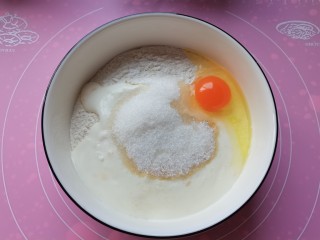 酸奶面包,打入鸡蛋