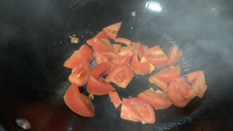 番茄牛肉面,倒入番茄翻炒