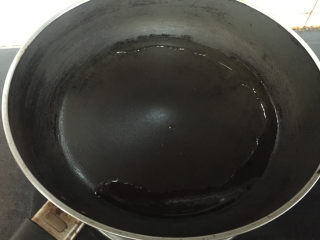 番茄牛肉面,平底锅开火，锅热倒油