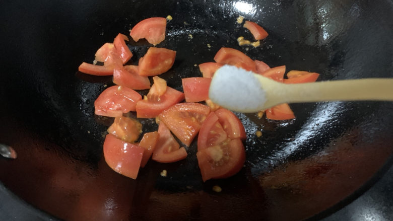 番茄牛肉面,加入少许食盐