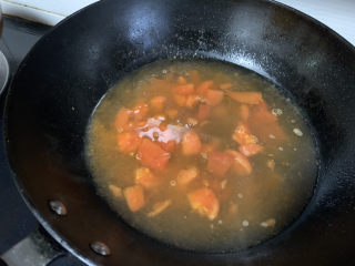 番茄牛肉面,到一大碗清水，盖上盖煮开