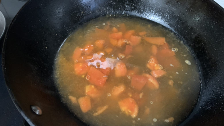 番茄牛肉面,到一大碗清水，盖上盖煮开