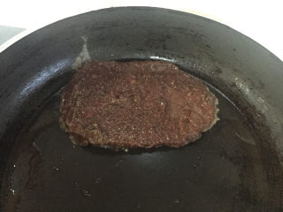 番茄牛肉面,腌制好的牛肉下锅中火煎一分钟