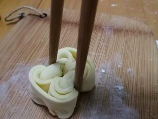 南瓜花卷,用筷子在中间夹紧