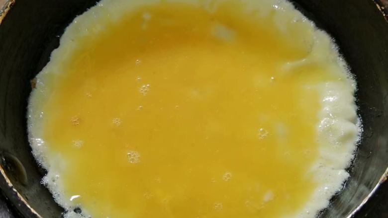 煎鸡蛋饺,用一个小的不粘锅，热锅入油，倒入适量蛋液（锅太热的话，可以移开再加入蛋液）