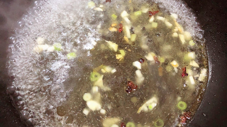 菠菜鱼丸汤,倒入水，烧开锅。