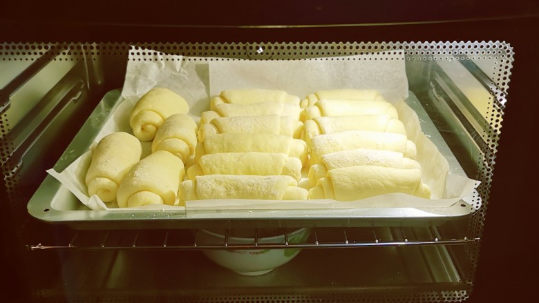 酸奶面包,送入烤箱，选择发酵功能，再次发酵。