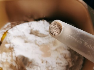 酸奶面包,放入面粉和酵母粉，选择和面发酵功能键。