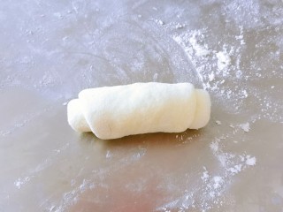 酸奶面包,从一头卷起来。
