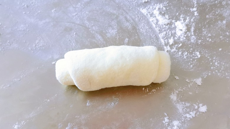 酸奶面包,从一头卷起来。