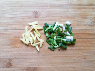 干煎带鱼,小葱切碎，生姜切成丝。