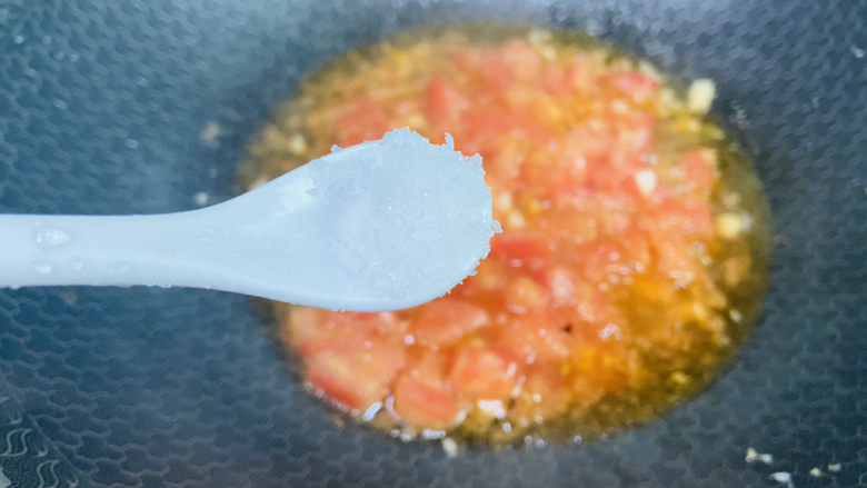 番茄牛肉面,根据个人口味加入适量盐