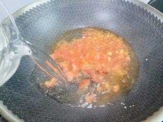 番茄牛肉面,加入足够的热水