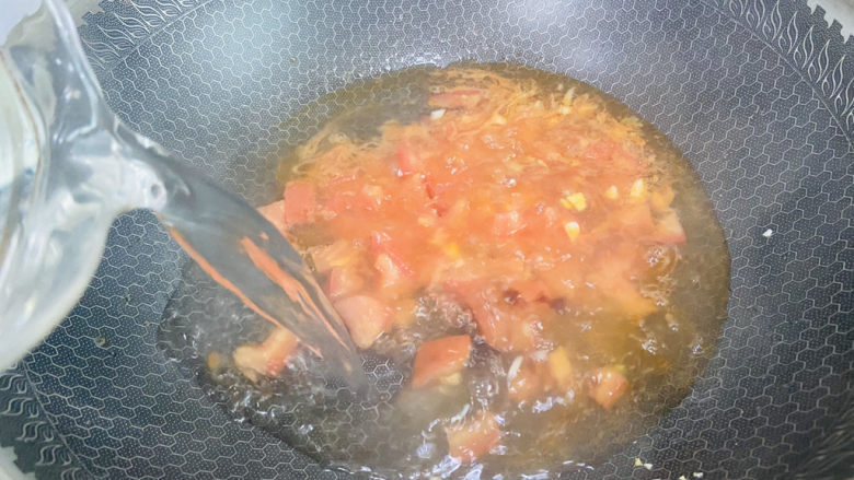 番茄牛肉面,加入足够的热水