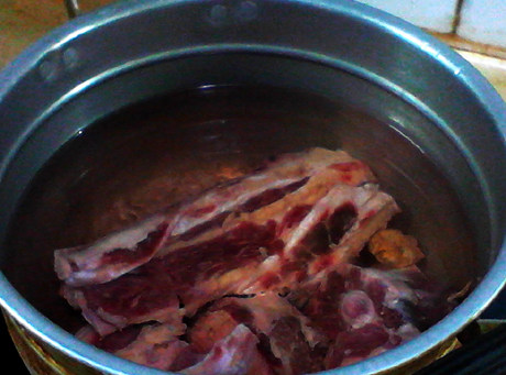红枣莲藕汤,锅中放入牛骨，加入清水。