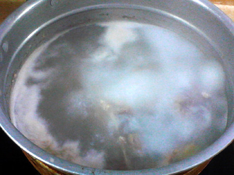 红枣莲藕汤,中火煮至沸腾，撇去浮沫，