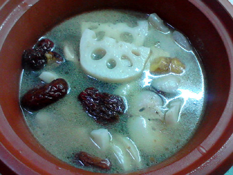 红枣莲藕汤,倒入电砂锅中，