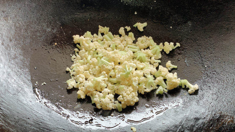 花菜炒鸡蛋,紧接着，再加适量油，加入花菜的花花入锅中，并加适量清水翻炒