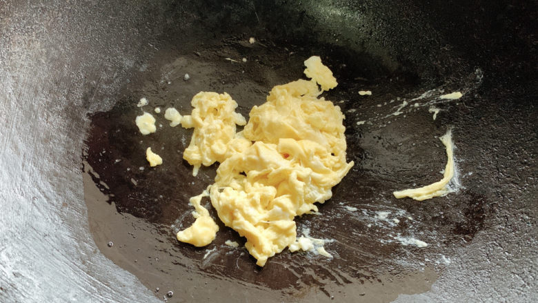 花菜炒鸡蛋,而后锅烧油，中小火滑炒鸡蛋，半成熟后盛出备用