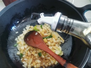 紫米炒饭,加入酱油，土豆小火炒到8分熟