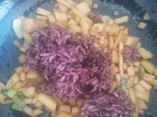 紫米炒饭,加入紫米饭