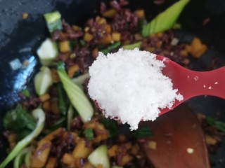 紫米炒饭,加入白糖