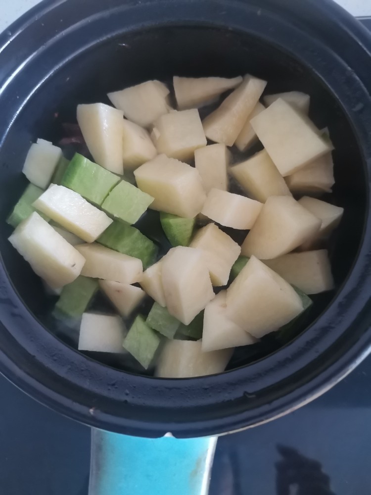 罗宋汤,油热下入萝卜土豆