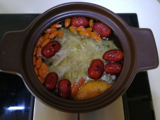 红枣莲藕汤,大火烧开，盖上盖子中小火煲20分钟。