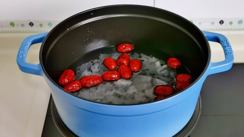 红枣莲藕汤,大火烧开转小火炖出胶来。