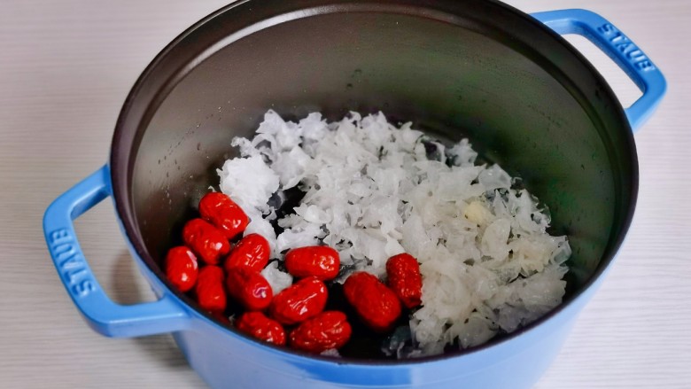 红枣莲藕汤,泡发的银耳与红枣放入锅中加入适量纯净水。