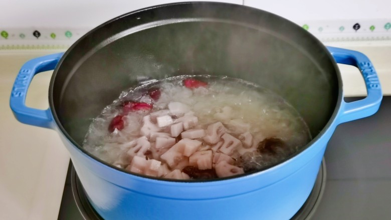 红枣莲藕汤,加入焯水的银耳，再炖10分钟。