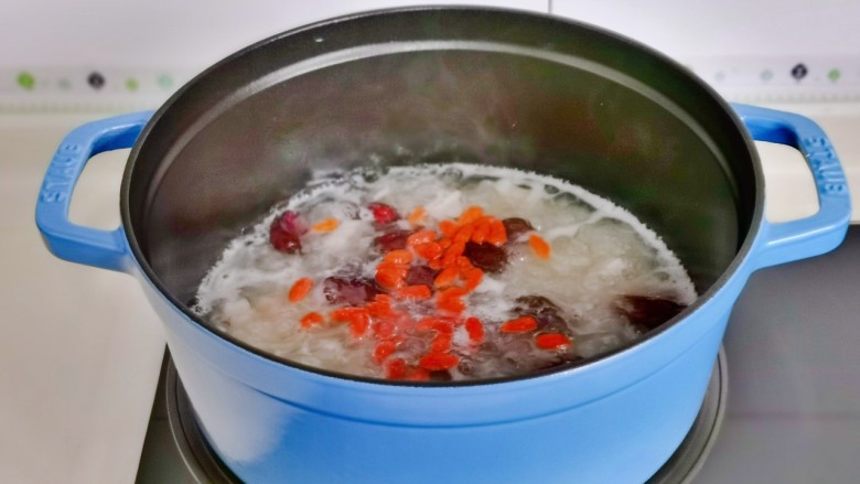 红枣莲藕汤,最后加入泡发的枸杞煮5分钟关火。