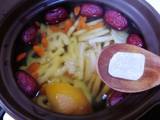 红枣莲藕汤,放入冰糖。