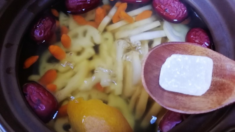 红枣莲藕汤,放入冰糖。